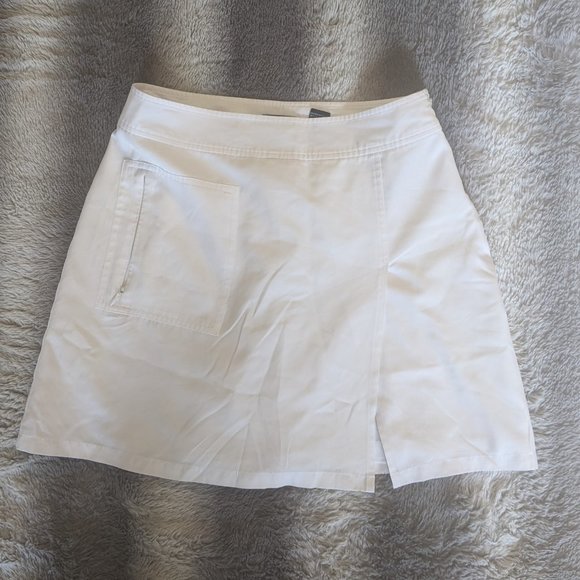 Izod Dresses & Skirts - Izod white tennis skirt with built in shorts